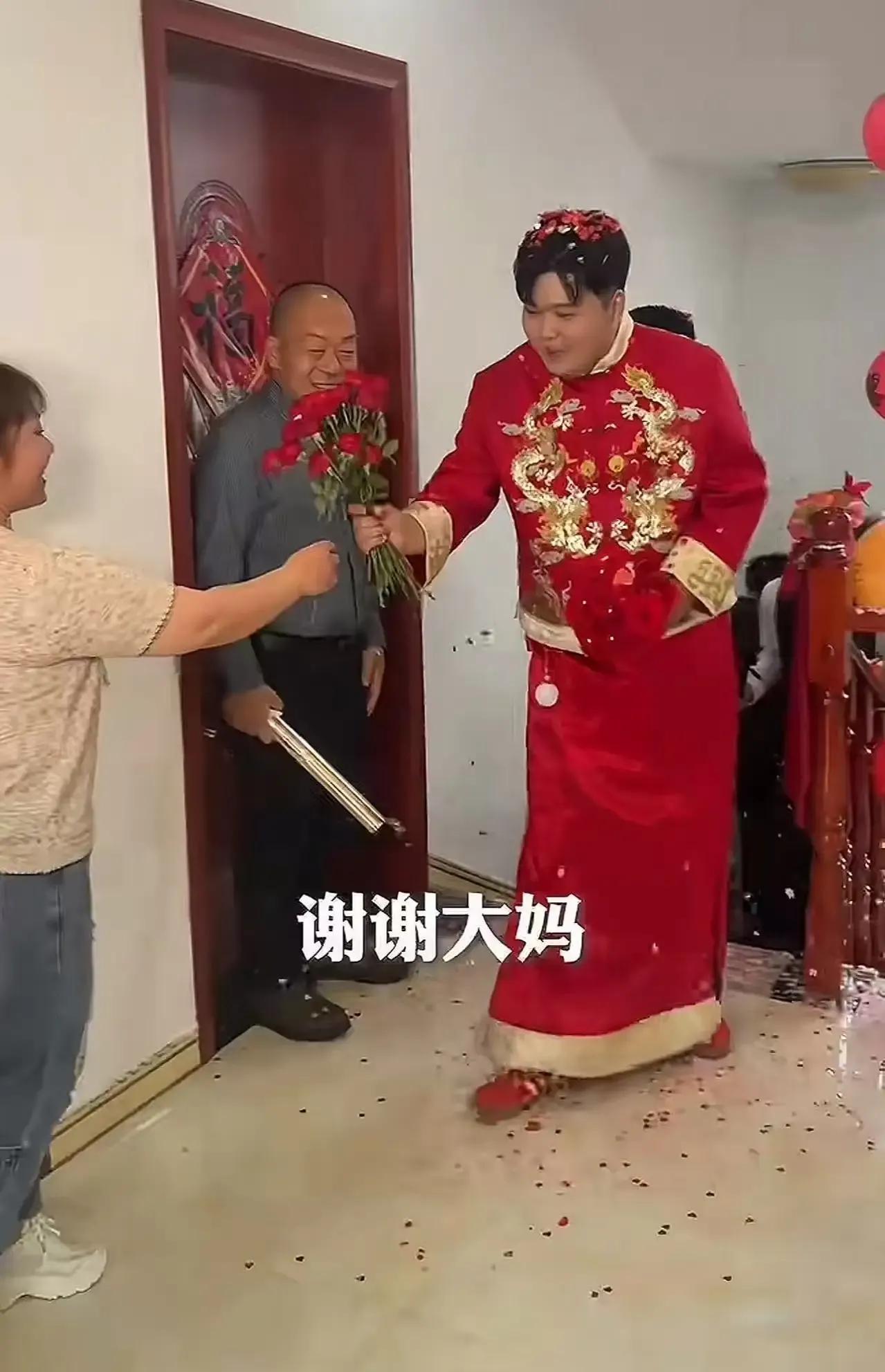 都说结婚是人生大事，可你见过这么开明的丈母娘吗？江苏连云港的一场婚礼上，丈母娘的