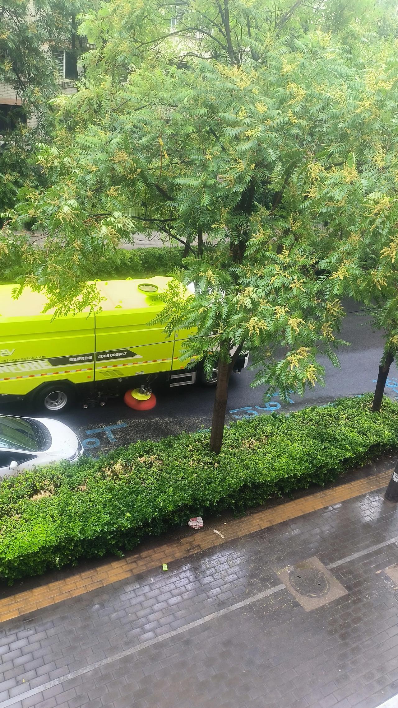 保定下雨天洒水车还在忙？其实是在“借水发力”！昨晚保定下了一宿的雨，大街上湿