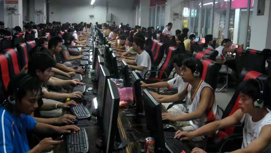 以为早就凉透的网吧，现在居然又排起长队？不是年轻人怀旧，是它把“上网”玩成了新花