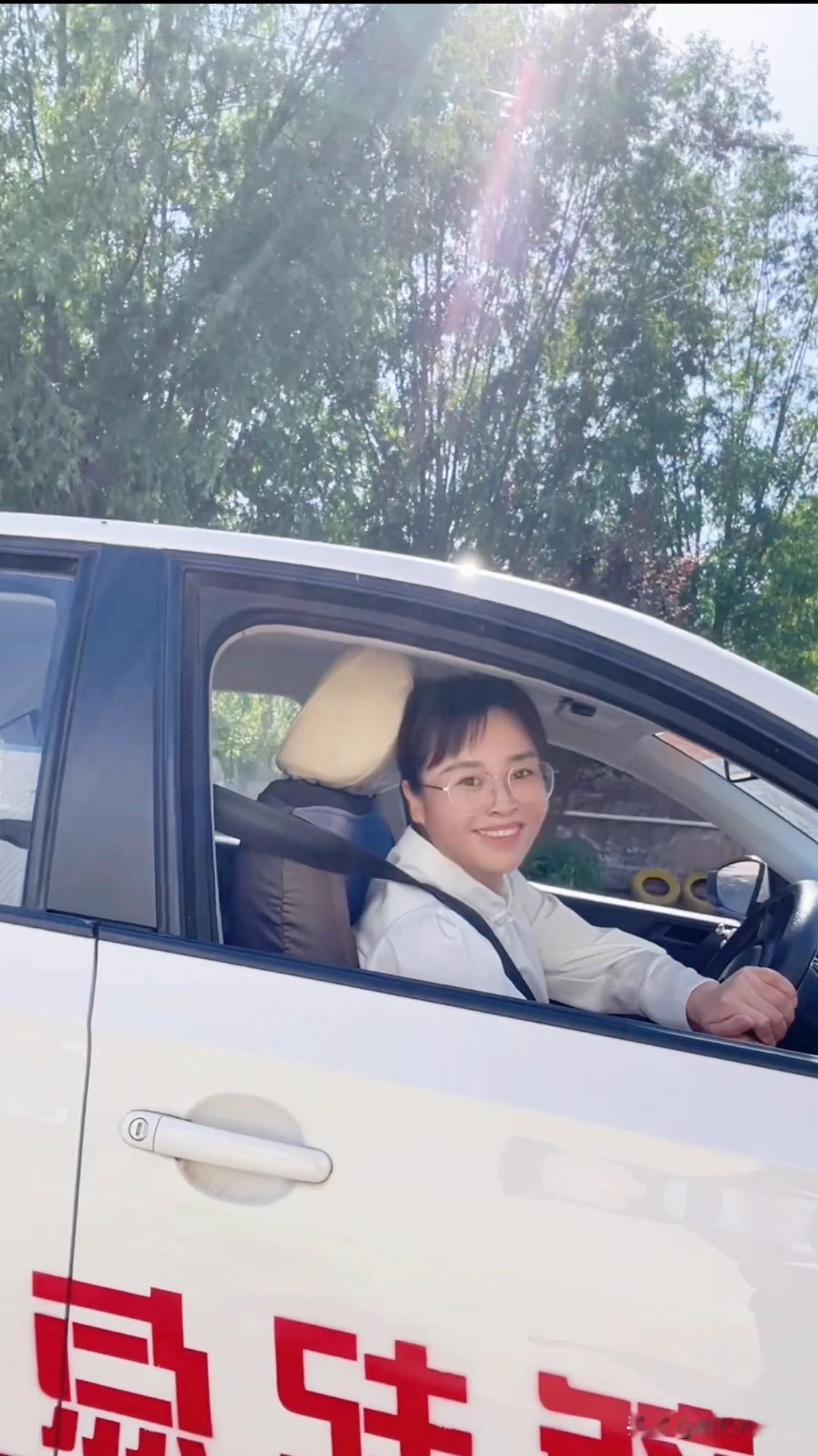 为了给菲儿做司机，菲妈这次豁出去了，真的拼了😄一个从来对车没任何感觉的人，甚至