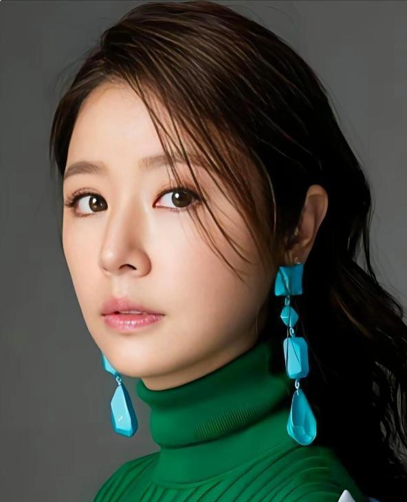 2004年的时候，林心如在公开场合爆了个料，说：“尔康当初强吻我，我把嘴巴闭得死