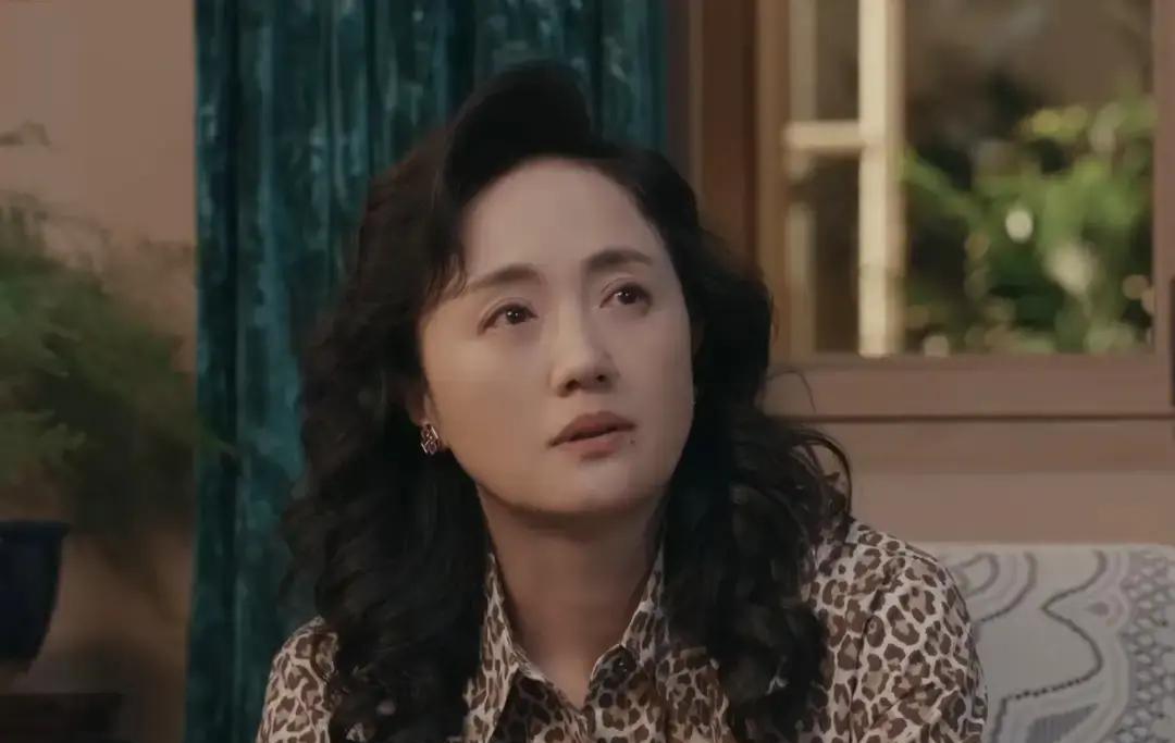 拍戏时，她正经历化疗。导演喊卡后，她默默走到角落干呕。但镜头一开，她又是那个