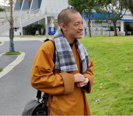 北大天才放弃50万奖学金，非要出家当和尚！父母哭求也拦不住他，9年后他说出原因，