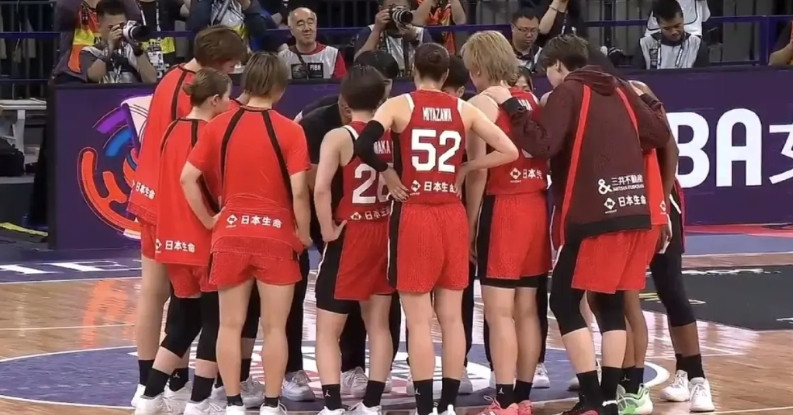 澳大利亚女篮88-79战胜日本女篮，夺得亚洲杯女篮冠军，赛后我发现一个细节昨天