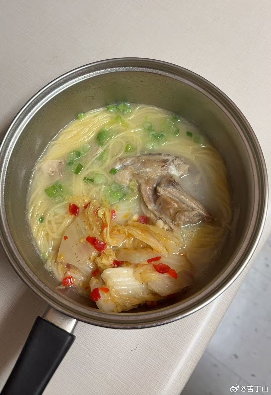 前天去超市，看到有卖冷冻南京盐水鸭，久闻大名，不曾体验，就买了一袋。打开尝尝，应