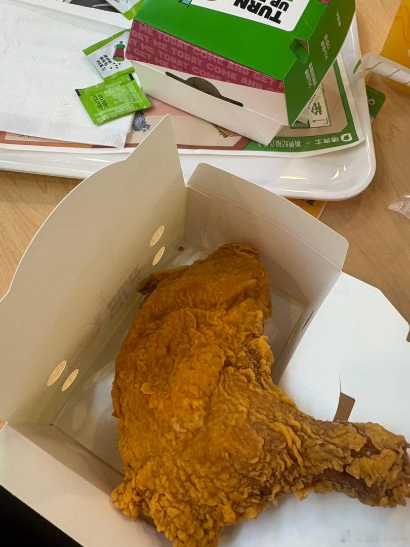江秋灬机场的时候吃的手枪腿～​​​