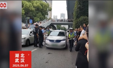 “大快人心！”6月7日，湖北武汉，一男子在经过高考考点时，不断按喇叭导致其他考生