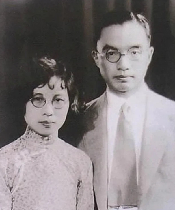 1929年，前妻去世不久，朱自清就对齐白石的弟子陈竹隐一见钟情，陈竹隐不愿意给他