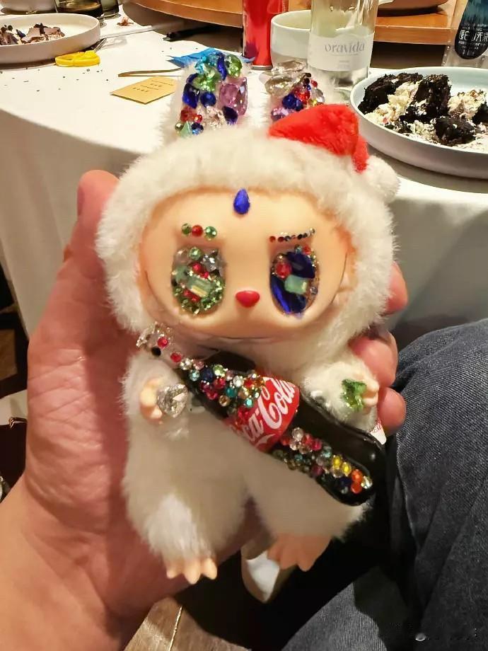 于正的审美真的太差了吧……刚刷到他炫耀自己给Labubu贴钻，贴得这么丑，没有说