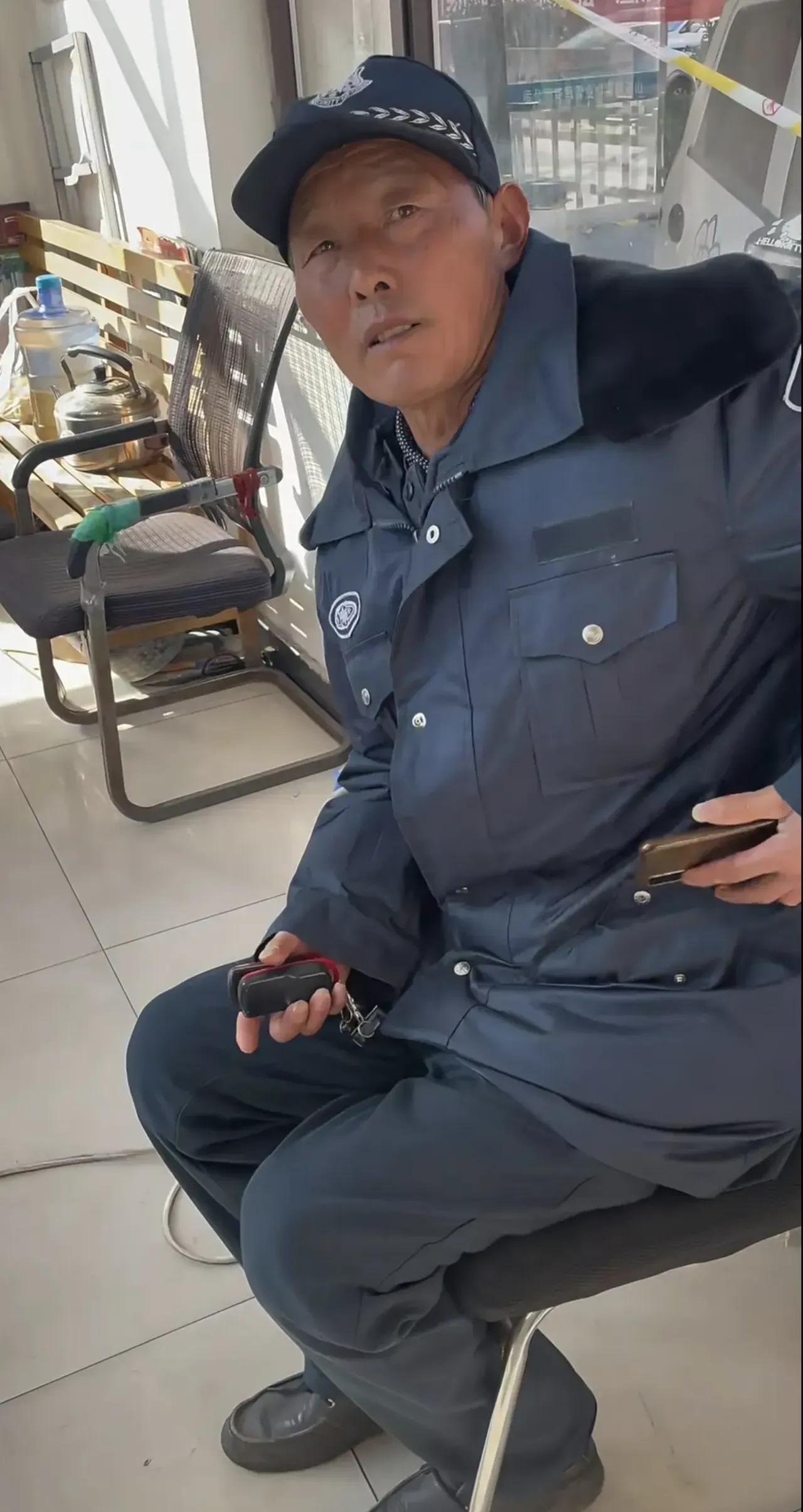 成都女子王某雅在家门口遇害后，小区业主群内掀起轩然大波，居民强烈要求更换小区内几