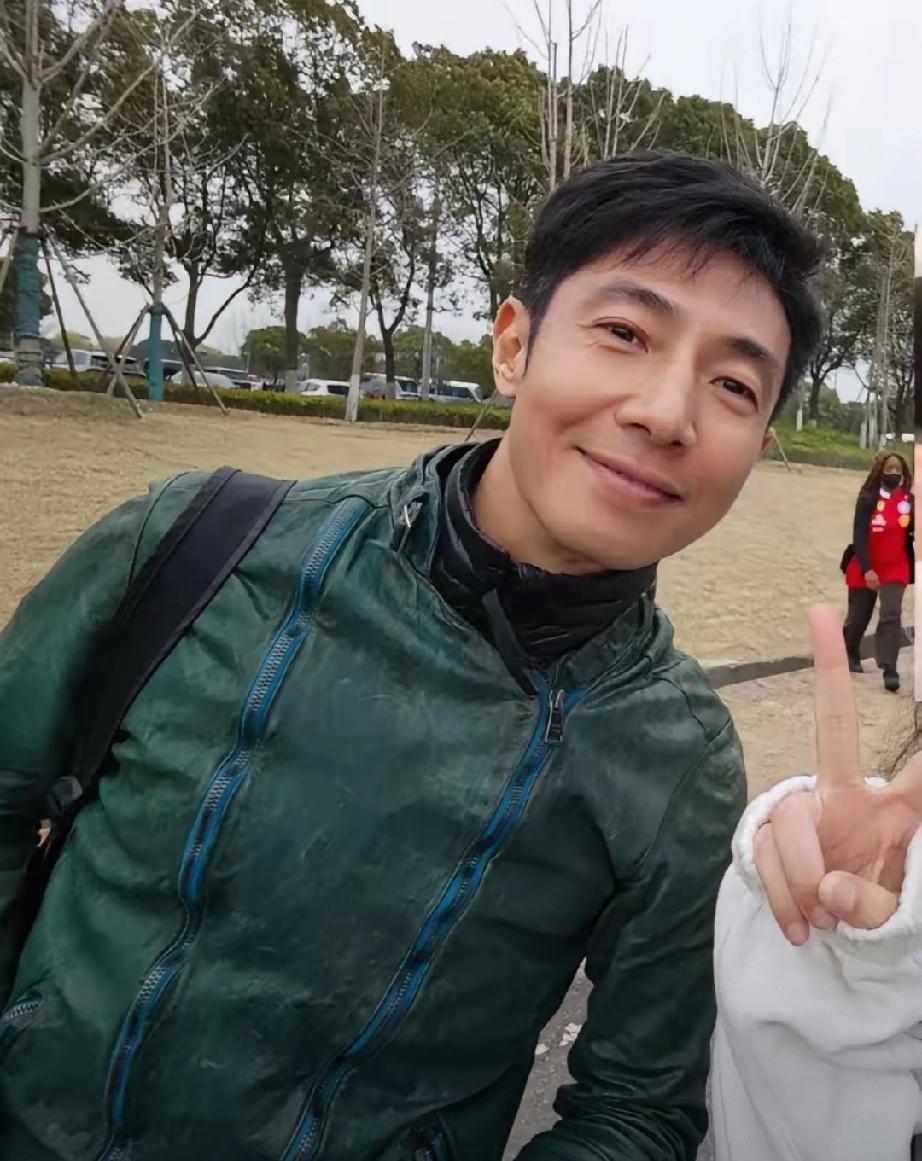 撒贝宁携全家打卡上海F1！迪士尼刚玩完，又被赛车迷魂勾走网友上