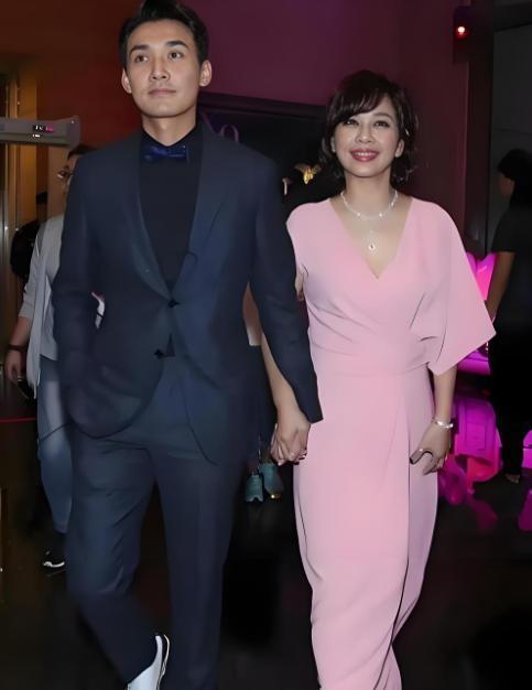 他26岁那年，拼命追一个34岁、有病、不能生、还穷的女人。所有人都说他疯了。他妈