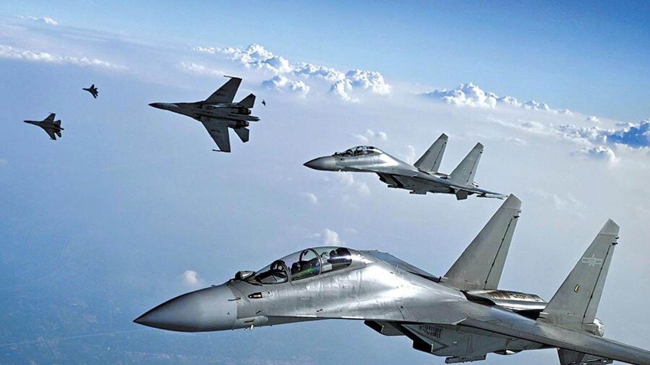 这回真不是闹着玩的！解放军的战机军舰把台岛围了个水泄不通，钝刀子割肉，就是要让“