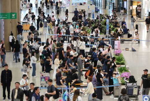 韩国人正在把钱包从首尔搬到中国。国内一碗冷面涨到五十块，烤肉人均上百元，越来越多