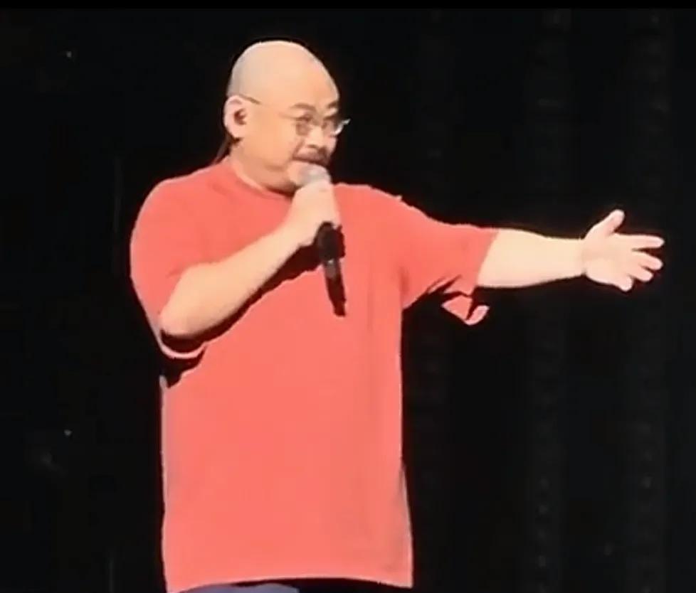为什么一个那英，一个杨坤，被称之为歌后，歌王，人气还是无法与刀郎相提并论！刀郎