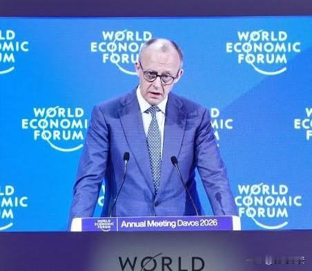 达沃斯现场：默茨盛赞中国今天晚上，德国总理默茨在瑞士达沃斯论坛上发表演讲，把欧