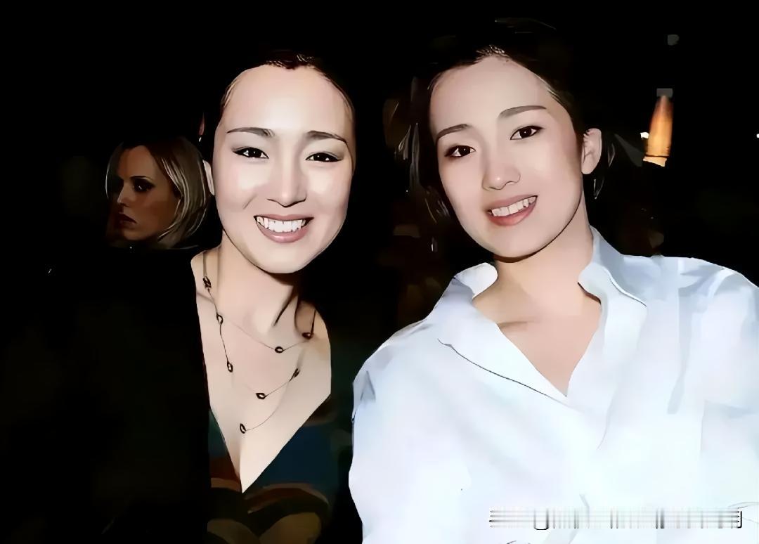 谁能分辨出这两人谁是巩俐？谁是她的替身？这张老照片是24年前巩俐和她的替身周