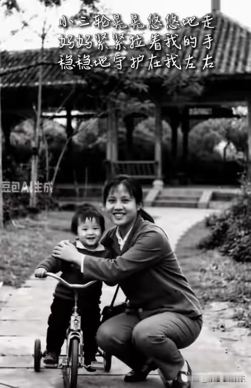 邓超晒小时候的照片，和妈妈相拥很温馨，当魔丸遇到了好妈妈变成了灵珠。邓超很幸