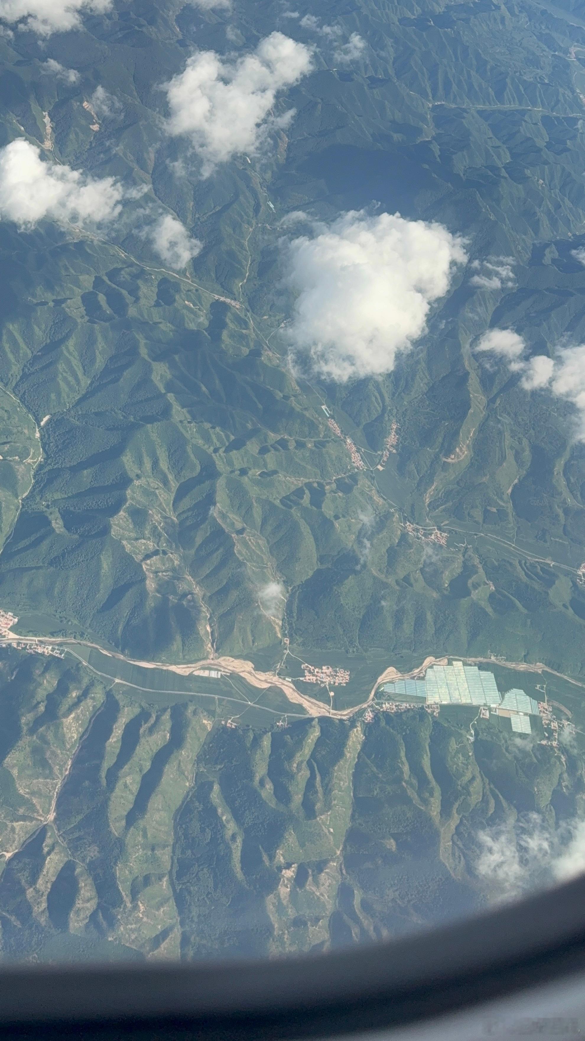 机上拍山川风景照片。