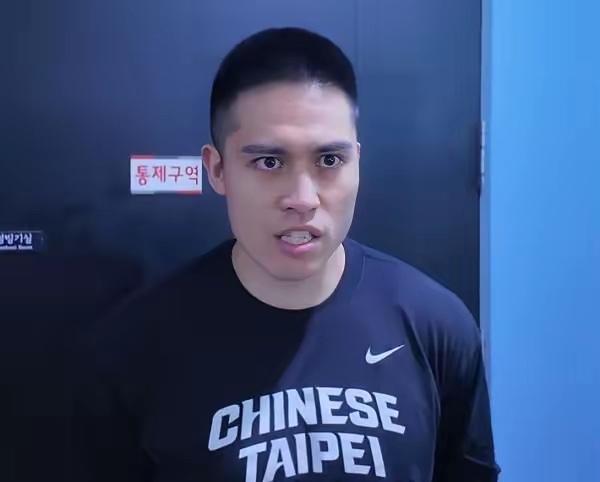 昨天，中国台北球员陈盈骏接收采访时，恶狠狠地说：中国台北男篮上一次世预赛比赛，之