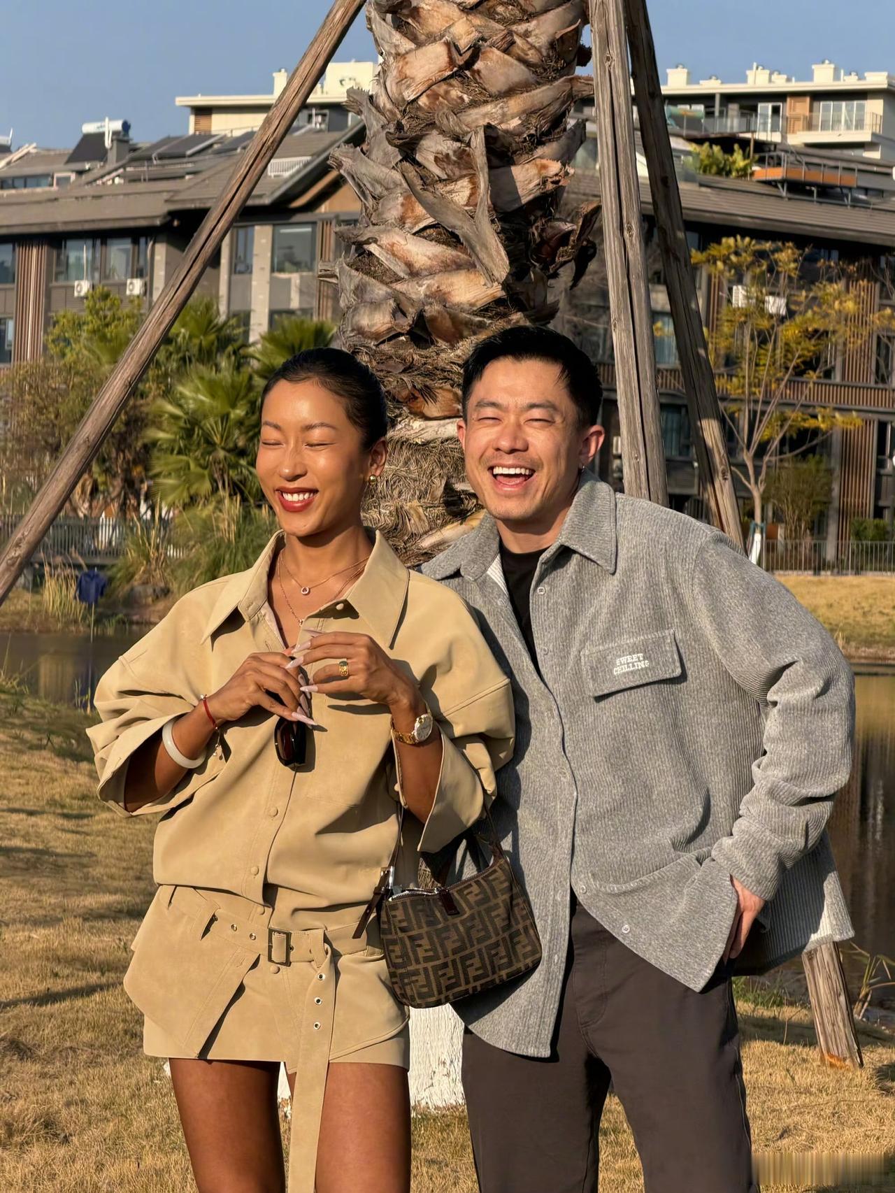 吉克隽逸发和前男友合照引发网友热议。图片中的男人叫刘石坚，和吉克隽逸2011年