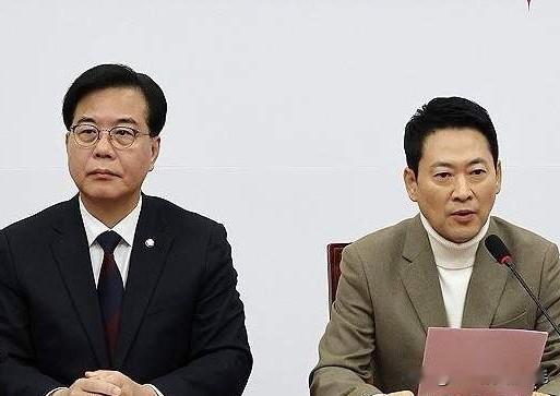 2月11日，韩国最大在野党国民力量党批评共同民主党与祖国革新党合党闹剧是毫无价值