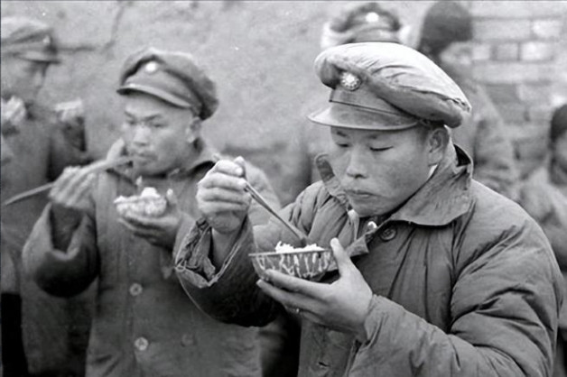 1948年，一国民党士兵饿的受不了，跑到了解放军阵地，背了一袋子馒头回来，战友们
