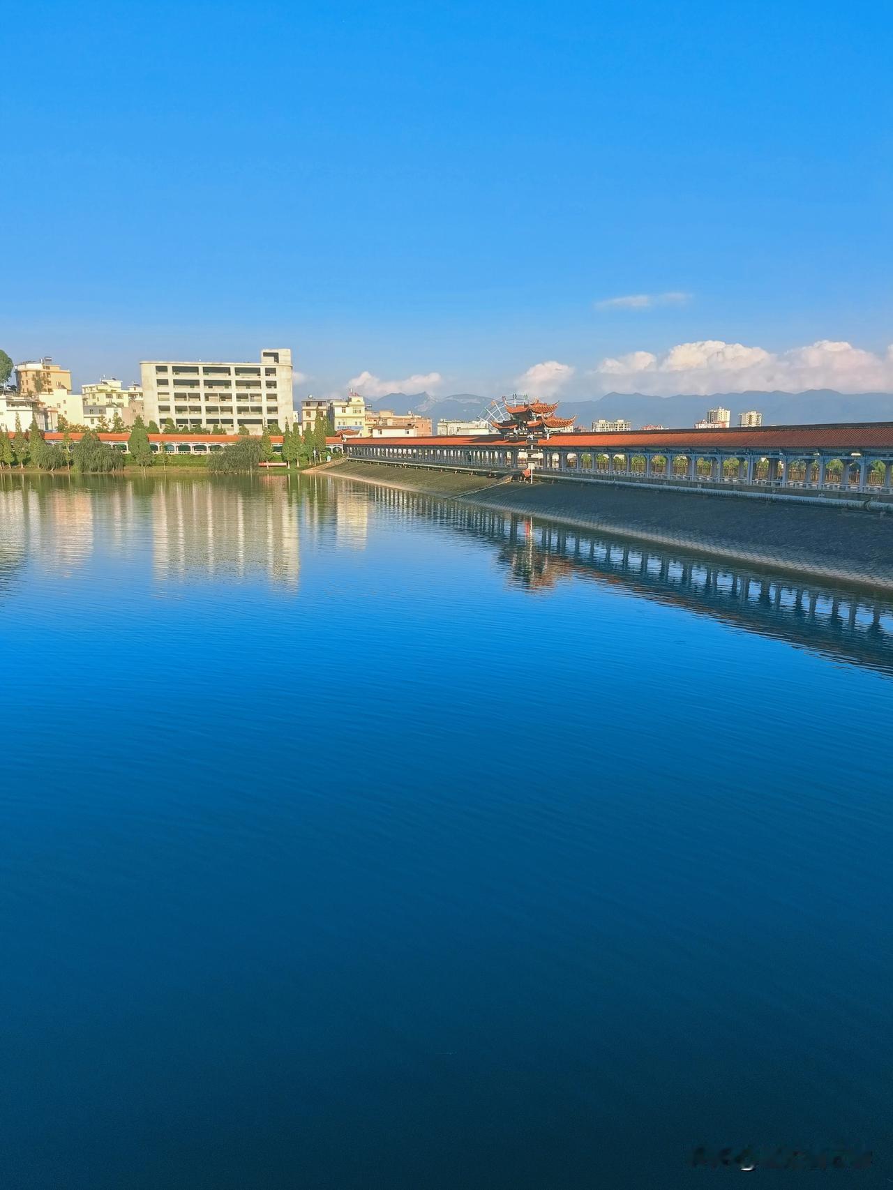 最近很火的一段话：“大人一天到晚忙着赚钱，小孩一天到晚忙着上学,大人赚钱是