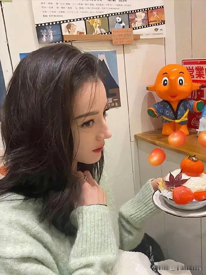 迪丽热巴完全符合我心里台上高贵冷艳，私下是平易近人的女明星​​​，工作时明媚