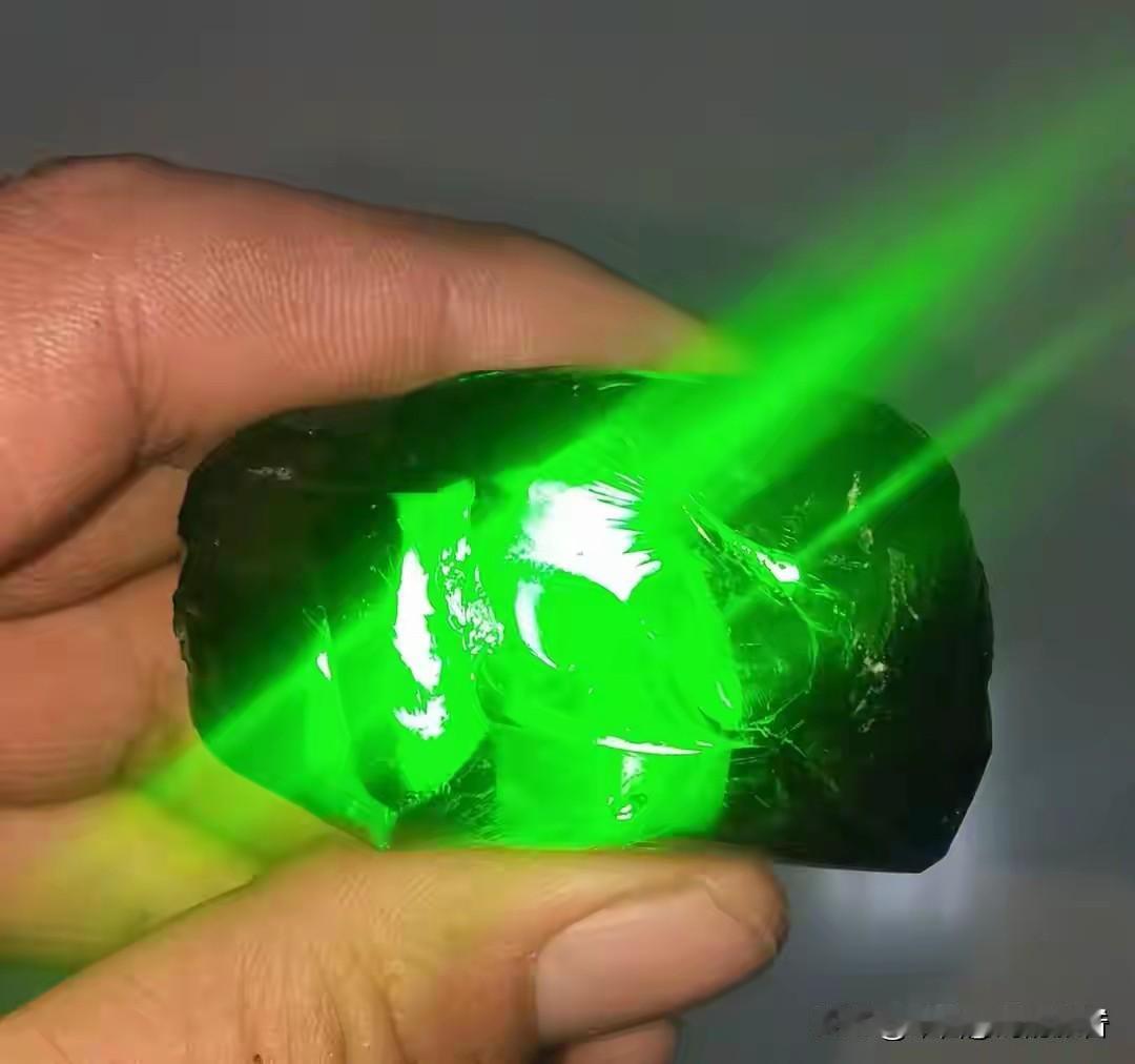 你花好几万买回来的那块“玻璃陨石”，科学界早就把它开除出陨石家族了。可奇怪的是，