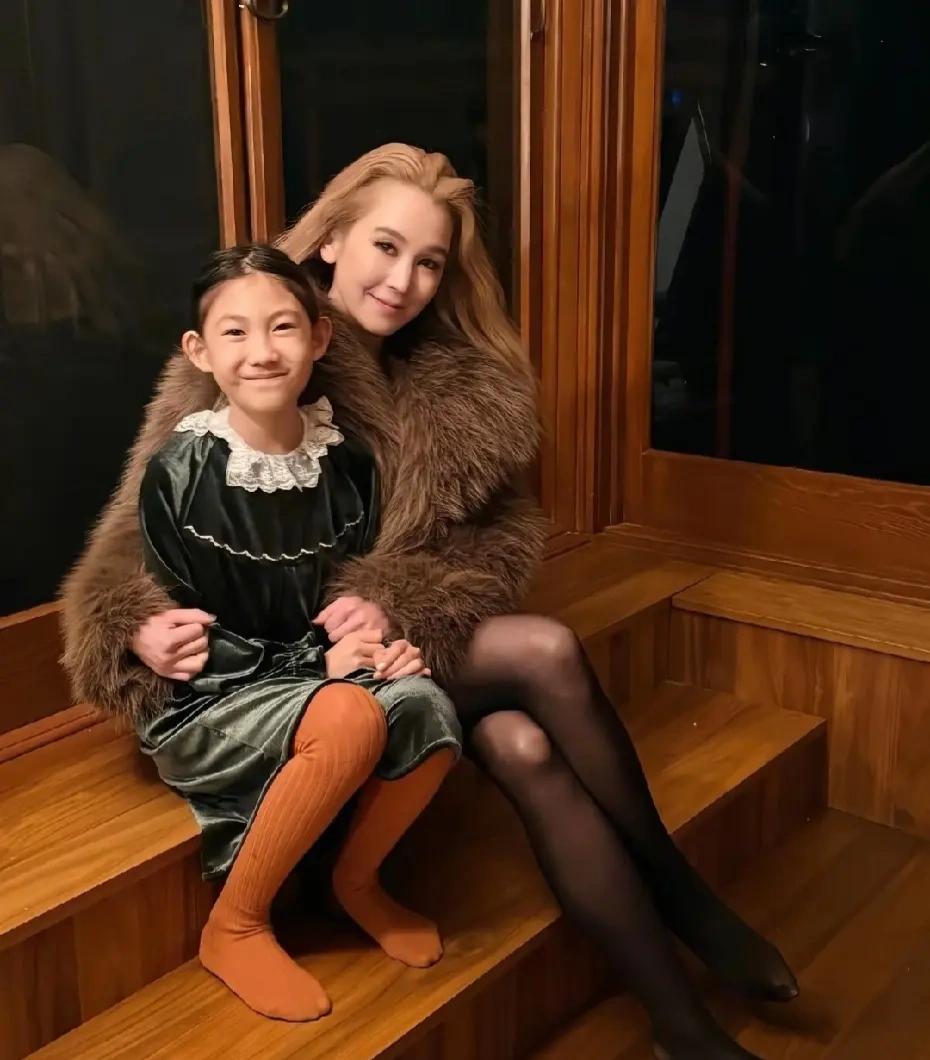 陈冠希的女儿耳朵长得和她爸爸一模一样。