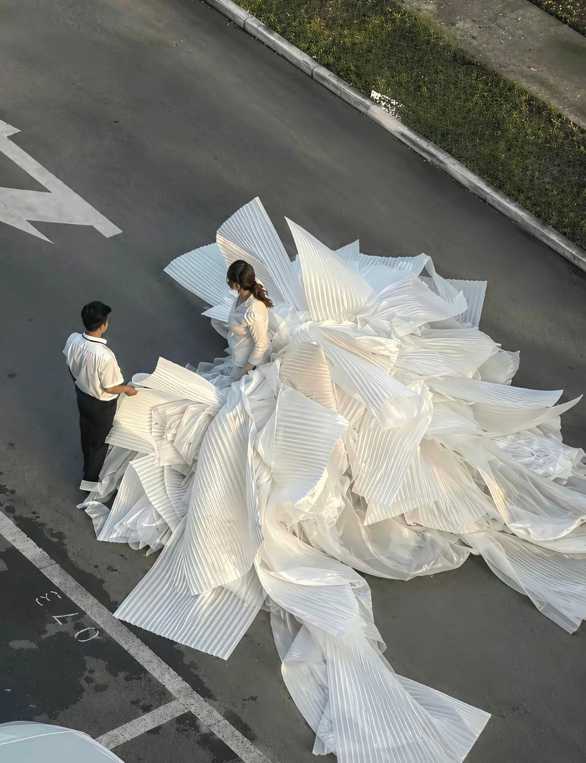 这照片太绝了！一眼看成婚纱了