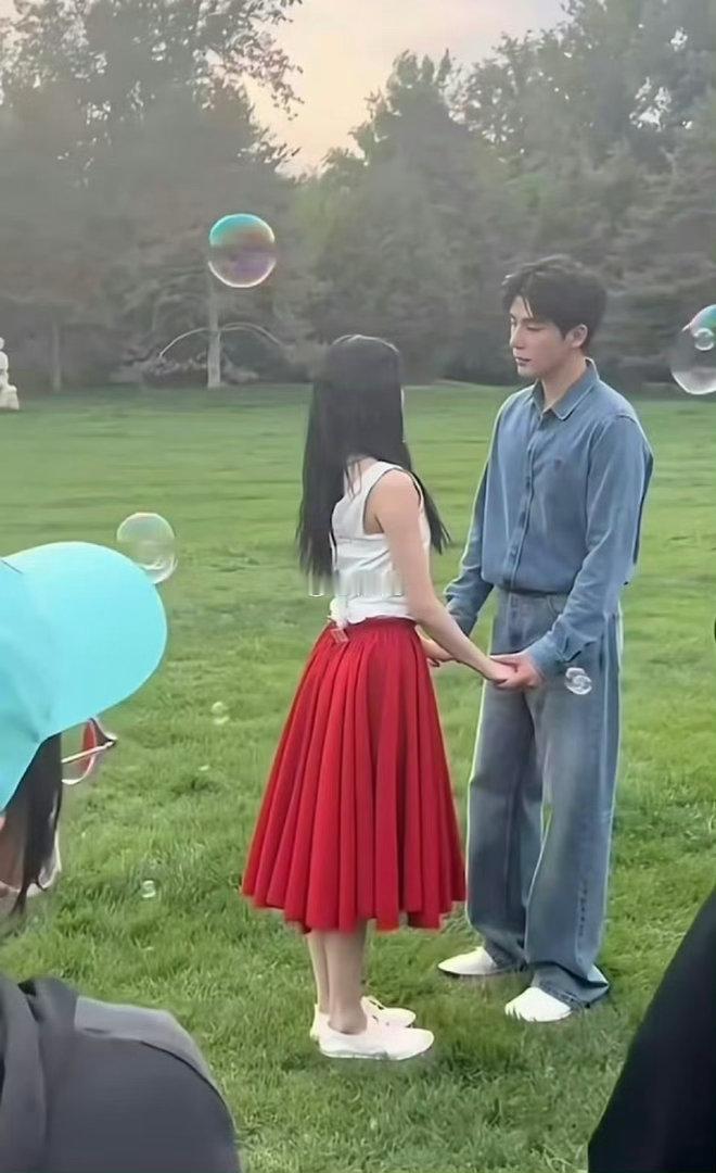 这女主是有多瘦啊，紧身背心后面都得带夹子！