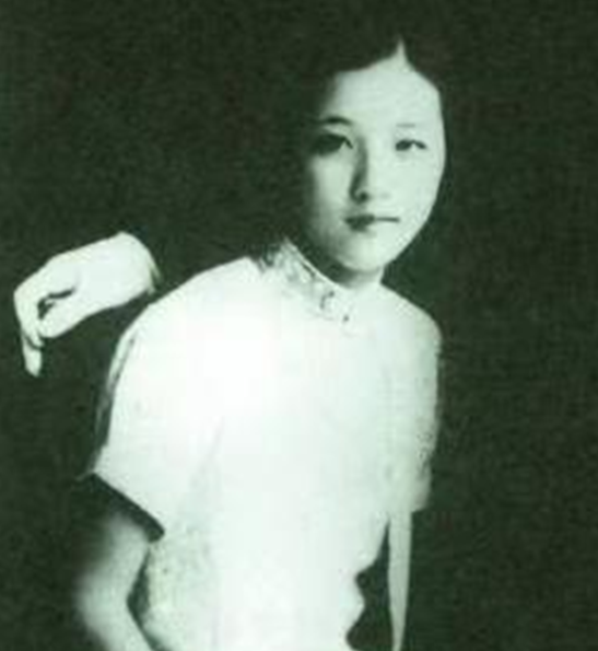 1938年7月，17岁的郭翼青嫁给了54岁的三婚男程潜，新婚之夜，圆房之后的郭翼