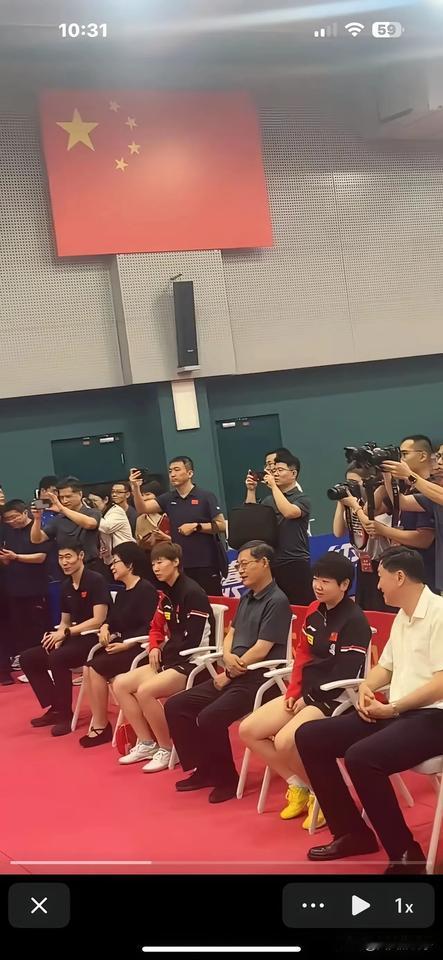 王励勤主席此举，该表扬乎该批评乎？[捂脸哭]王励勤今天上午也参加莎头们的活动了，