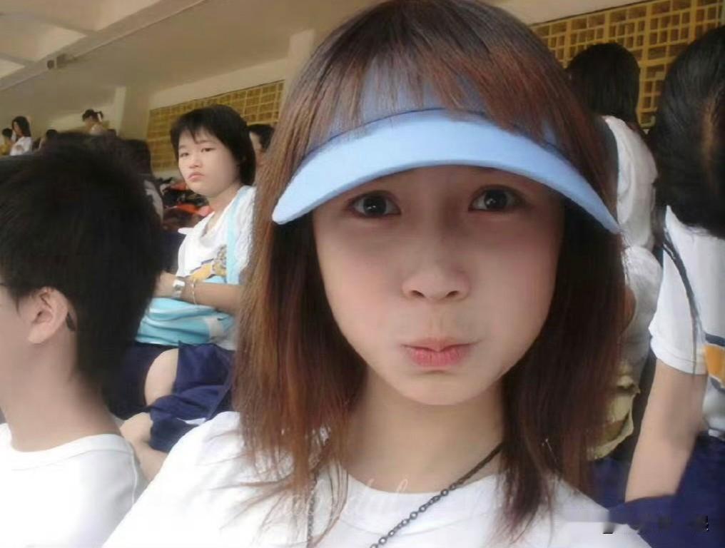 2026年7月24日，Angelababy13岁的校园旧照在网上爆火，话题半天