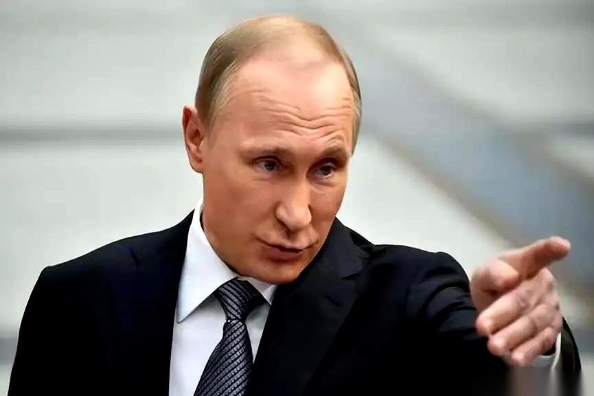 把电厂炸了，铁路断了，工厂扬了。按理说，这三板斧下去，对面就该瘫了。结果呢？