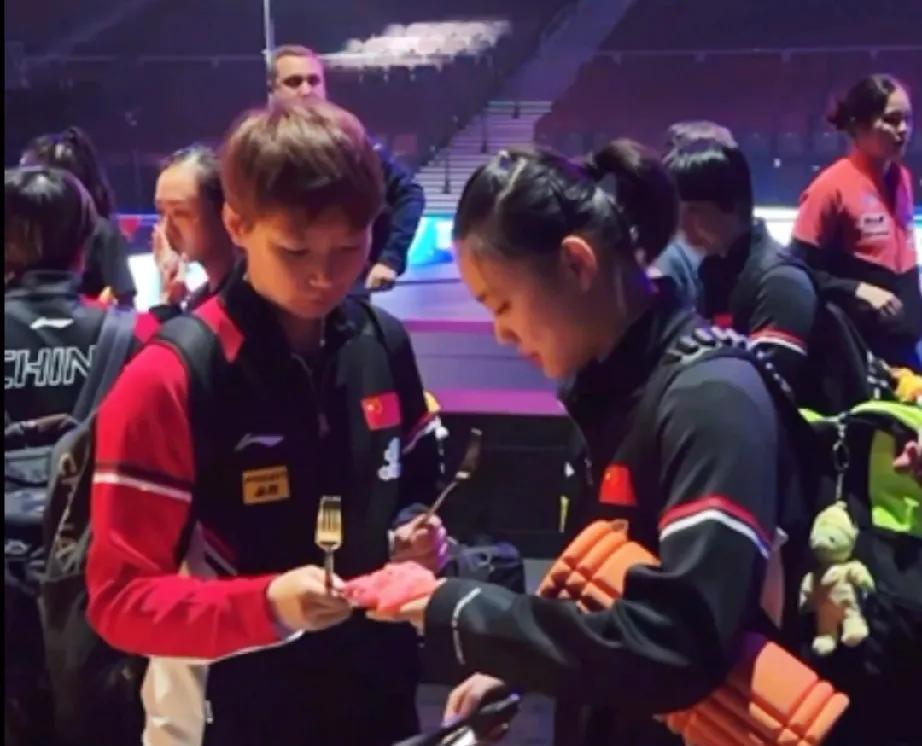 WTT美国大满贯比赛抽签现场，工作人员放置了水果拼盘，国乒队员徐奕贴心的给好姐姐