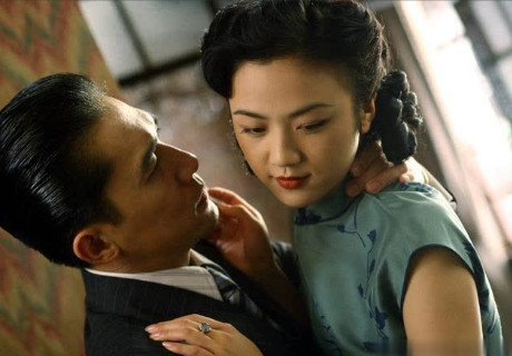 2014年，汤唯和韩国导演金泰勇结婚，婚后老公买下一块地皮，并让汤唯将国籍也改成