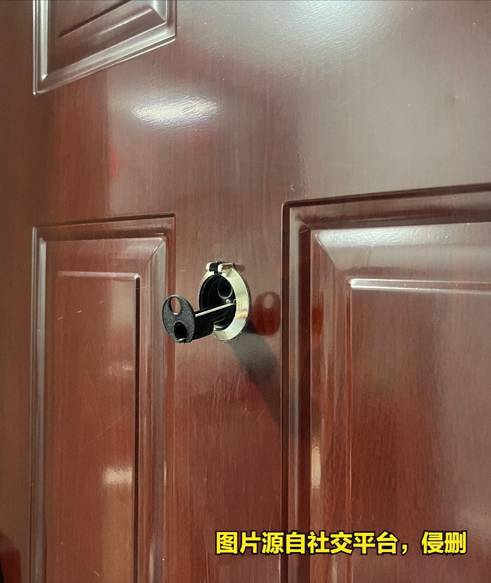 12月11日，北京一网友在社交平台发文称：晚上6点送孩子去课外班，8点到家。开门