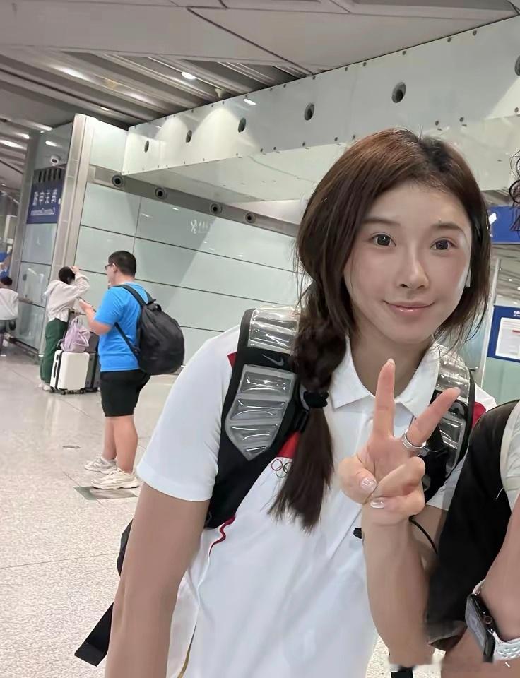 吴艳妮素颜好漂亮，这颜值气质不比明星差