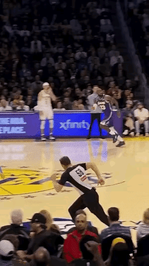 请仔细观察，NBA真是无奇不有！詹姆斯父子不仅同台竞技，而且连技术动作都像是一