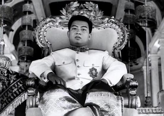 1941年的金边王宫，19岁的西哈努克刚登基不久。庆典上，他目光落在姨妈蓬珊莫尼