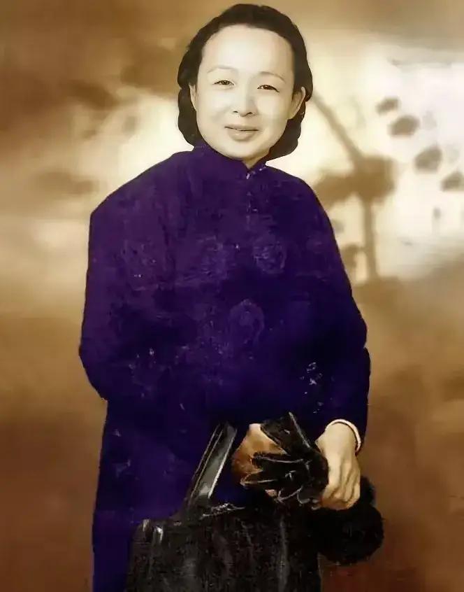 1949年，陈毅听说，国军抗日名将谢晋元icon的遗孀带着4个孩子流浪街头，心生