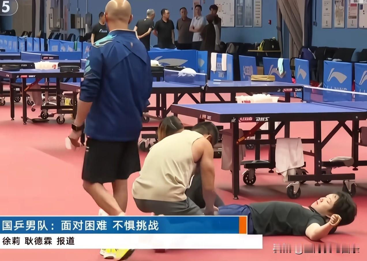 王楚钦不仅在闲暇时刻盘串，痛苦转移也靠盘串啊。体能老师给他做筋膜刀的时候，他就