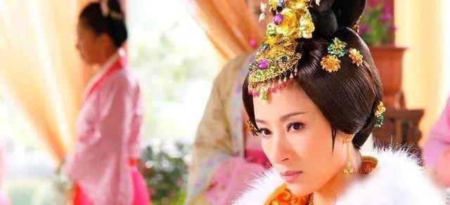 1191年，南宋皇帝宋光宗洗手的时候，瞥见旁边端盆宫女的手白得像凝脂，随口夸了一