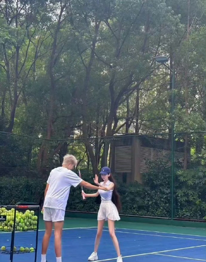 这真的是叶珂吗？好像动漫里的纸片人，这也太绝了