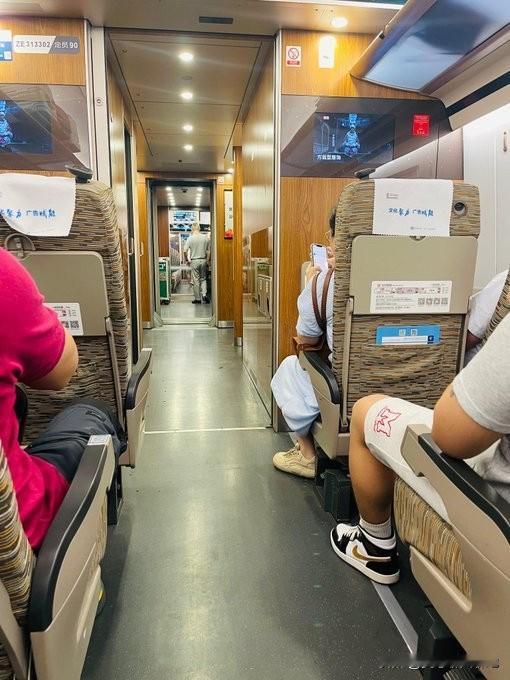 印度女网友吾娜噶尔在社交平台上晒出两张照片，分别是她哥哥去中国旅行时拍的照片和乘