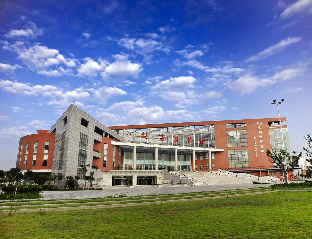 西南政法大学也是双非高校,它的王牌专业是侦查学、行政管理、法学、新闻学。拥有2个
