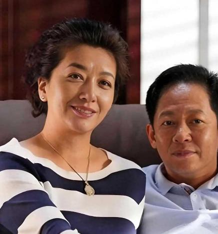 王志文飞了12个小时，落地美国，走进产房。他没看江珊，先看婴儿床，张嘴第一句话不